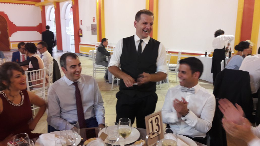 Daniel Moldovan actuando magia de cerca ante el público