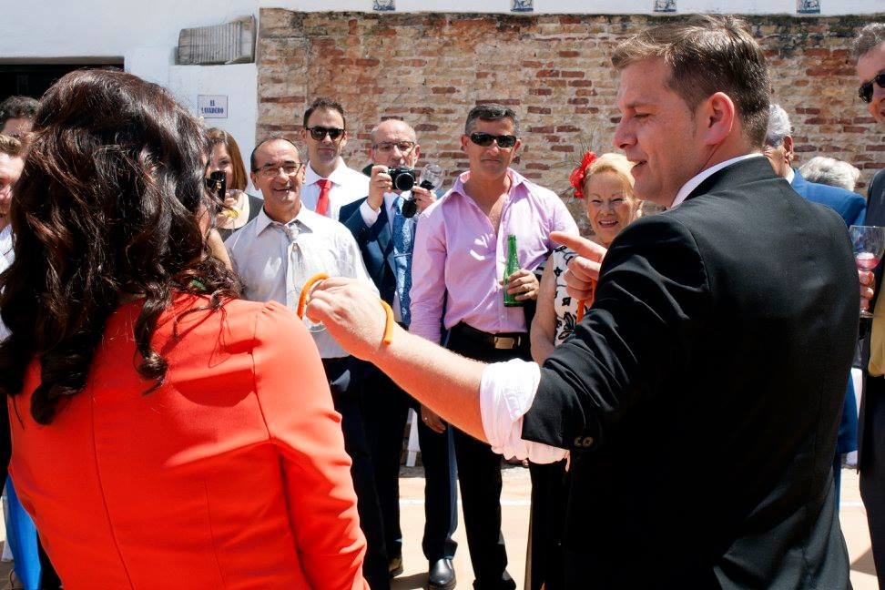 Daniel Moldovan haciendo magia de cerca para eventos, pubs y restaurantes