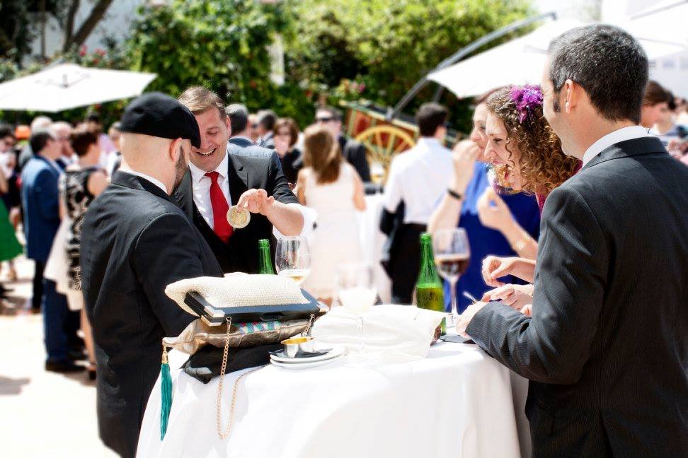 Espectáculo de magia de salón divertido y participativo